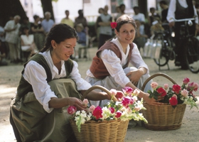 ITALIAN CRAFTSMEN IN THE STREETS OF RIGA