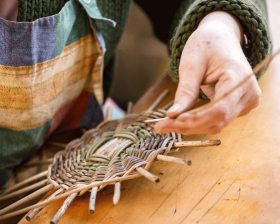 Practical lessons with "Iļģuciems" folk art studios in Ebelmuizas park