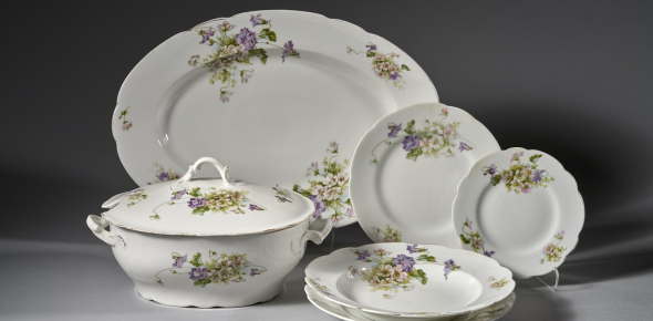 Rīgas Porcelāna muzeja deponējuma izstāde “Florālie motīvi porcelānā: Kuzņecova un Jesena fabrikas” Jaunmoku pilī