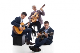 Valentīna dienas koncerts ar latviešu akustiskās ģitāras virtuozu trio – Kasparu Zemīti, Aivaru Hermani un Mārci Auziņu