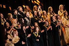 Dzīvespriecīga afroamerikāņu baznīcas mūzika un visiem labi pazīstamas Ziemassvētku melodijas Rīgas Gospelkora Adventa koncertā