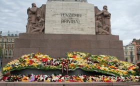 Valsts svētkos Rīgu rotās kompozīcija „Ziedu Latvija”, patriotisku stāstu vēstīs vides objekts „Goda vārti”