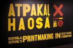 “Atpakaļ haosā” - grafikas festivāla “Printmaking IN” centrālā izstāde Rīgas mākslas telpā